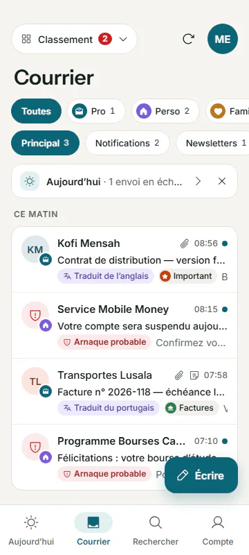 La boîte de réception de Zynbox sur un téléphone : messages de plusieurs adresses, deux arnaques probables signalées en rouge.